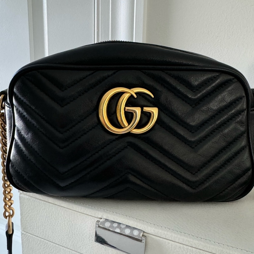 Gucci GG Marmont Small handbag. Black leather with Gold Hardware